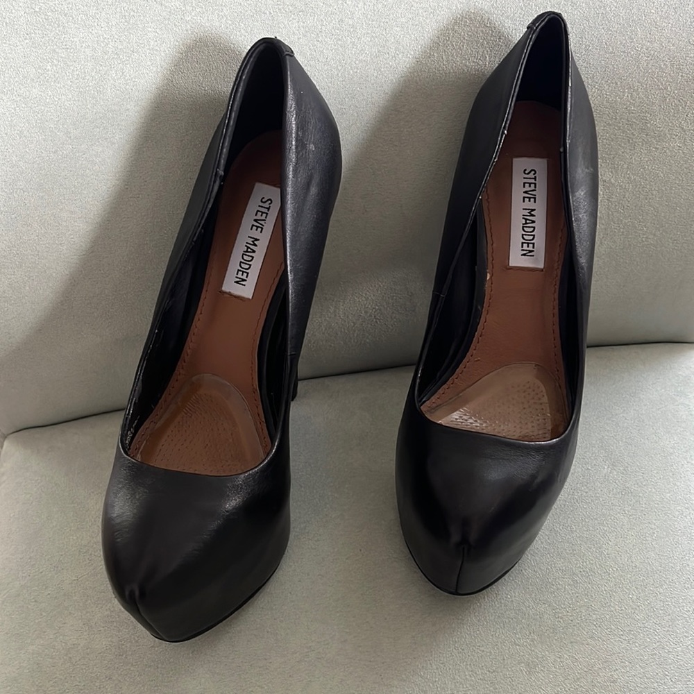 Black Steve Madden high heel size 7B.